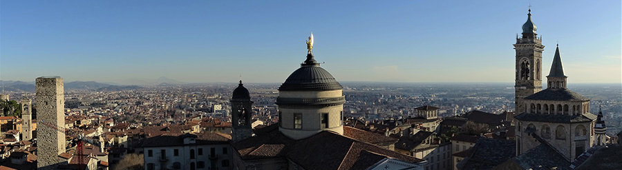 Vista panoramica dalla Torre Civica-Campanone verso torri, cupole, campaniili delcentro stotico di Città Alta